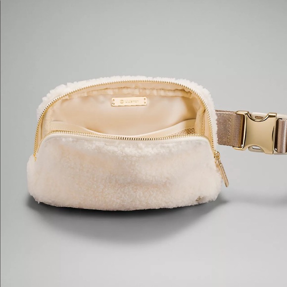 NWT Lululemon ivory sherpa belt bag - Picture 4 of 8